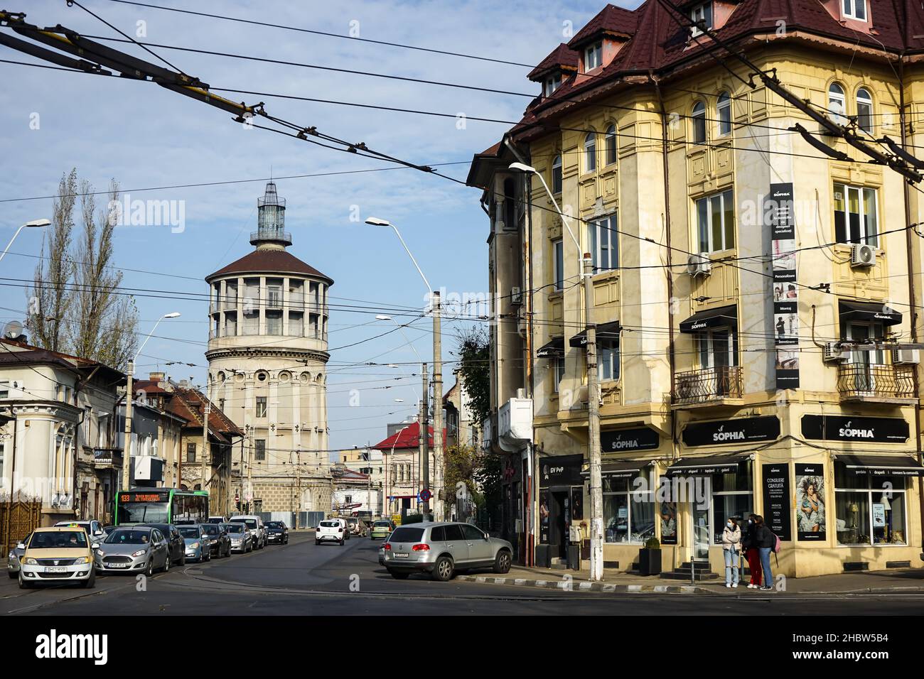 Bucarest, Romania - 18 novembre 2021: Foisorul de foc, la torre dei vigili del fuoco, costruita nel 1890, è un edificio alto 42 metri che è stato utilizzato in passato come obs Foto Stock