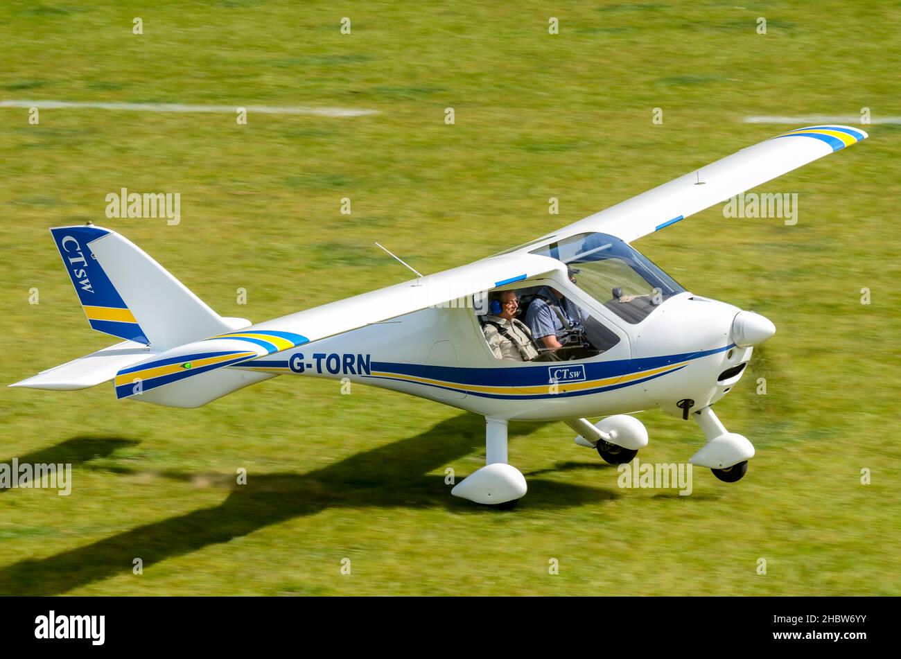 Volo Design CT-SW aereo G-STRAPPATO decollo a Henham Park in erba pista a Suffolk, Regno Unito. Pista alberata in erba. Ultraleggero tedesco Foto Stock