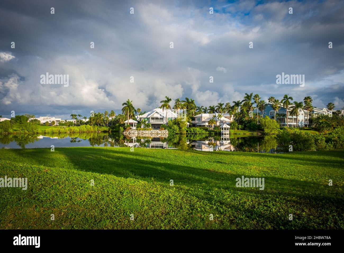 Grand Cayman, Cayman Islands, Nov 2021, Britannia Estates by a ridondante golf course early morning Foto Stock