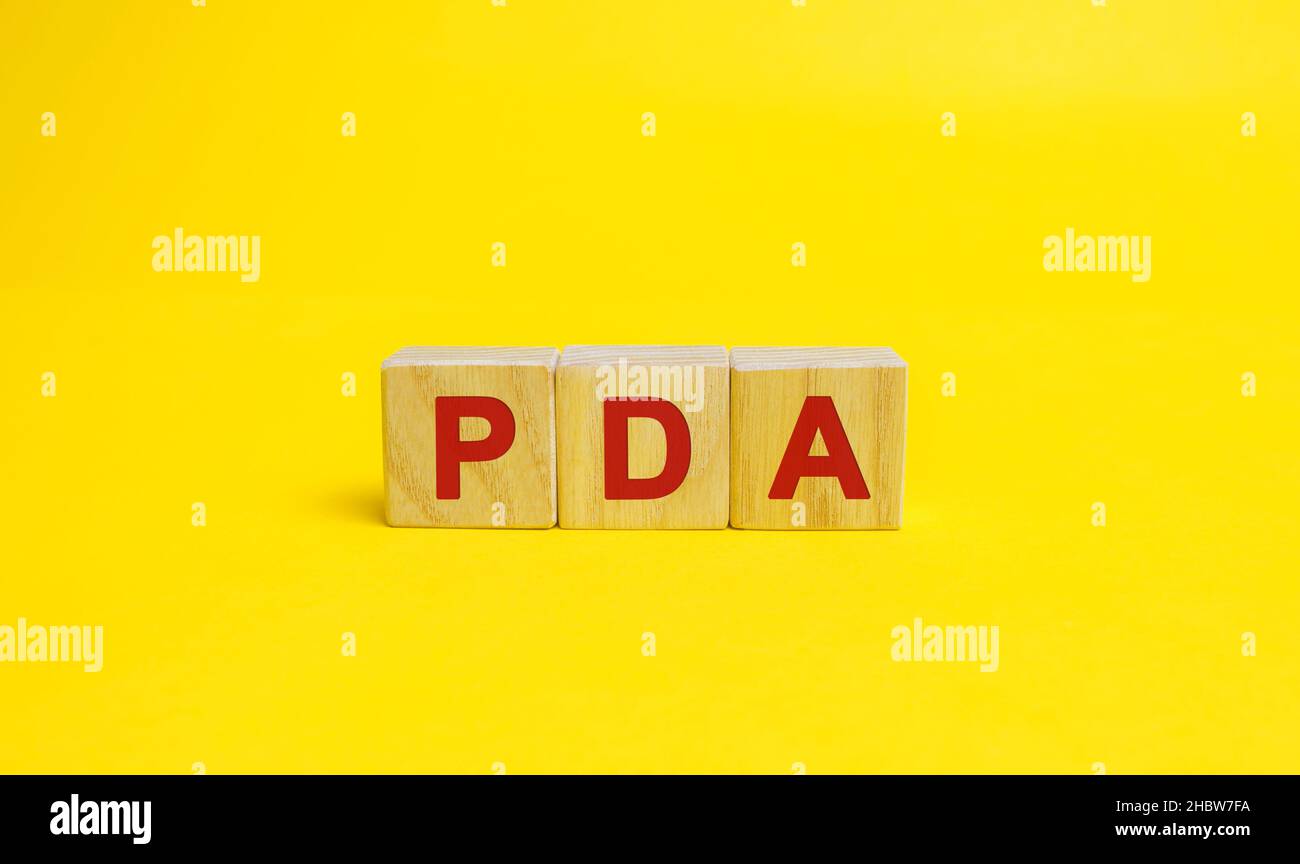 Blocchi di legno con la parola PDA. Concetto di acronimo di Personal Digital Assistant. Tecnologia, business e finanza Foto Stock