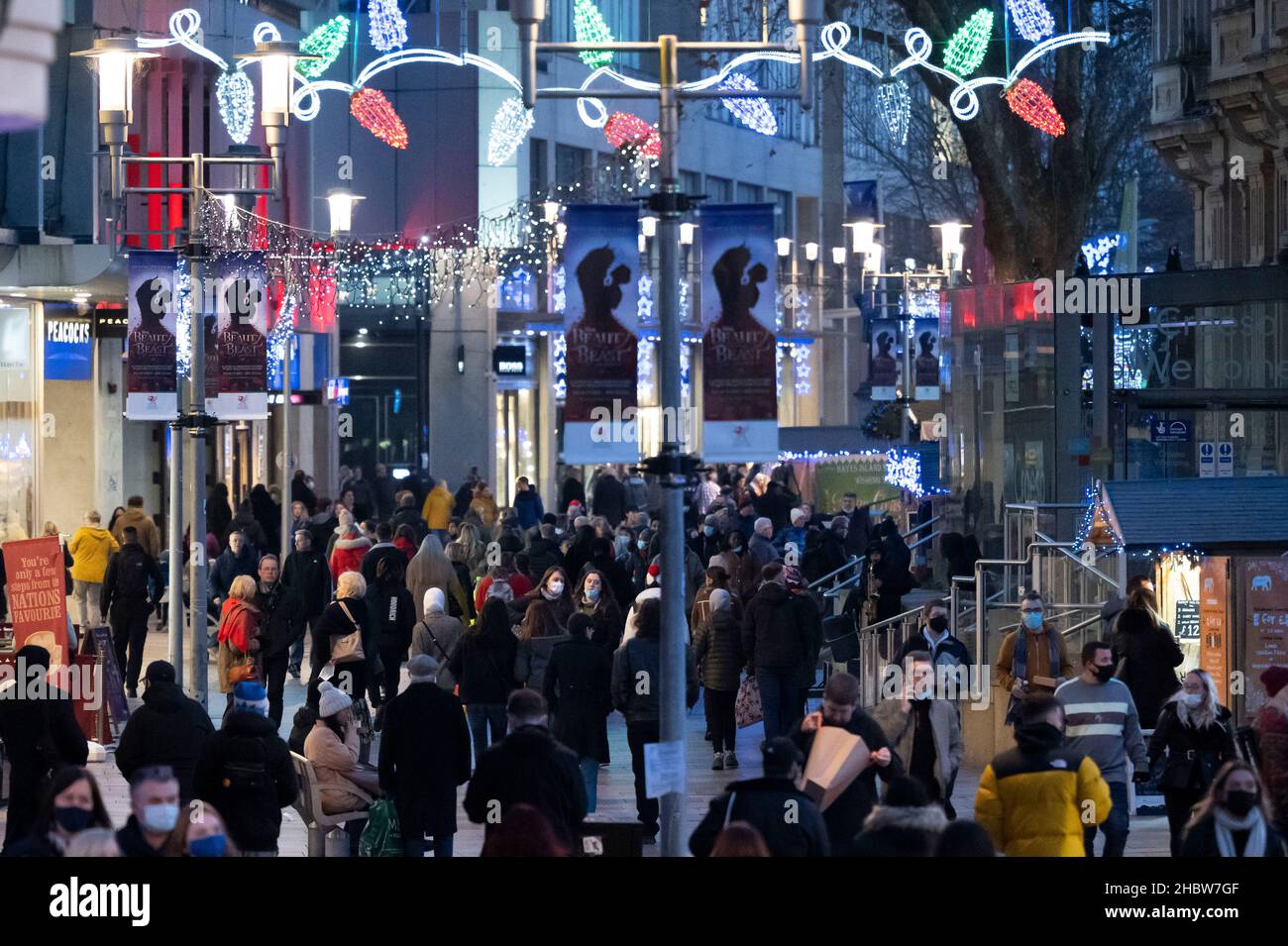 CARDIFF, GALLES - 21 DICEMBRE: Shopping natalizio su Queen Street il 21 dicembre 2021 a Cardiff, Galles. Oggi in Galles sono stati registrati 204 casi della variante del coronavirus Omicron, portando il totale attuale a 640. Foto Stock