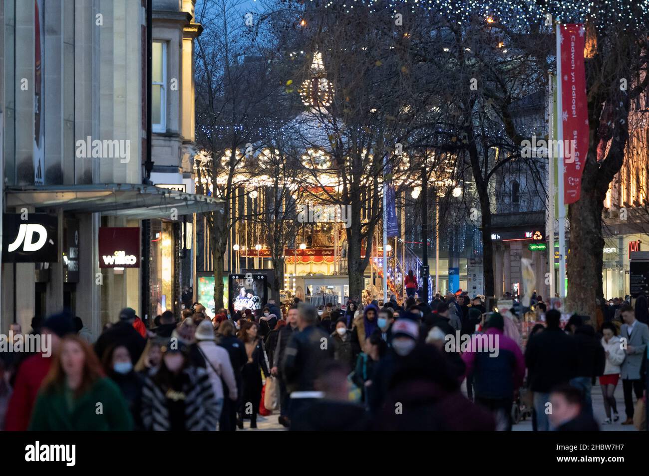 CARDIFF, GALLES - 21 DICEMBRE: Shopping natalizio su Queen Street il 21 dicembre 2021 a Cardiff, Galles. Oggi in Galles sono stati registrati 204 casi della variante del coronavirus Omicron, portando il totale attuale a 640. Foto Stock