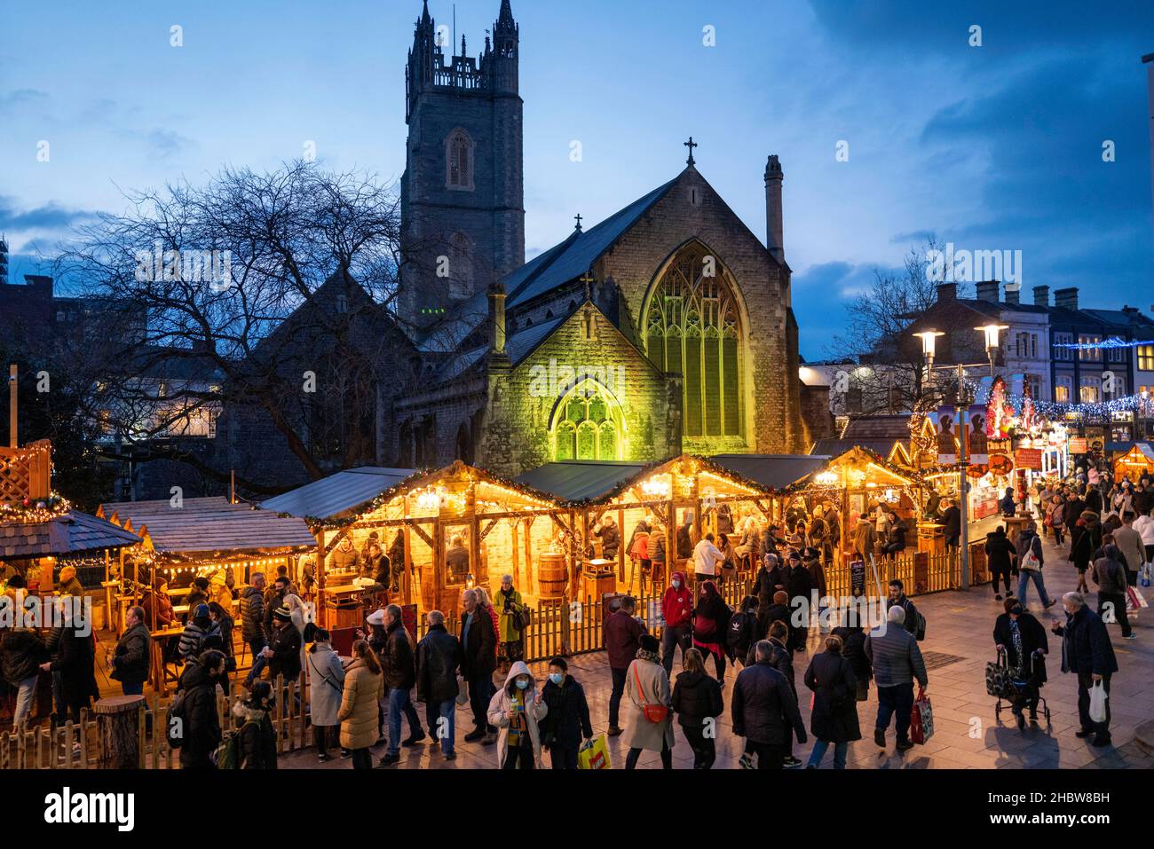 CARDIFF, GALLES - DICEMBRE 21: Una visione generale dei mercati natalizi il 21 dicembre 2021 a Cardiff, Galles. Oggi in Galles sono stati registrati 204 casi della variante del coronavirus Omicron, portando il totale attuale a 640. Foto Stock