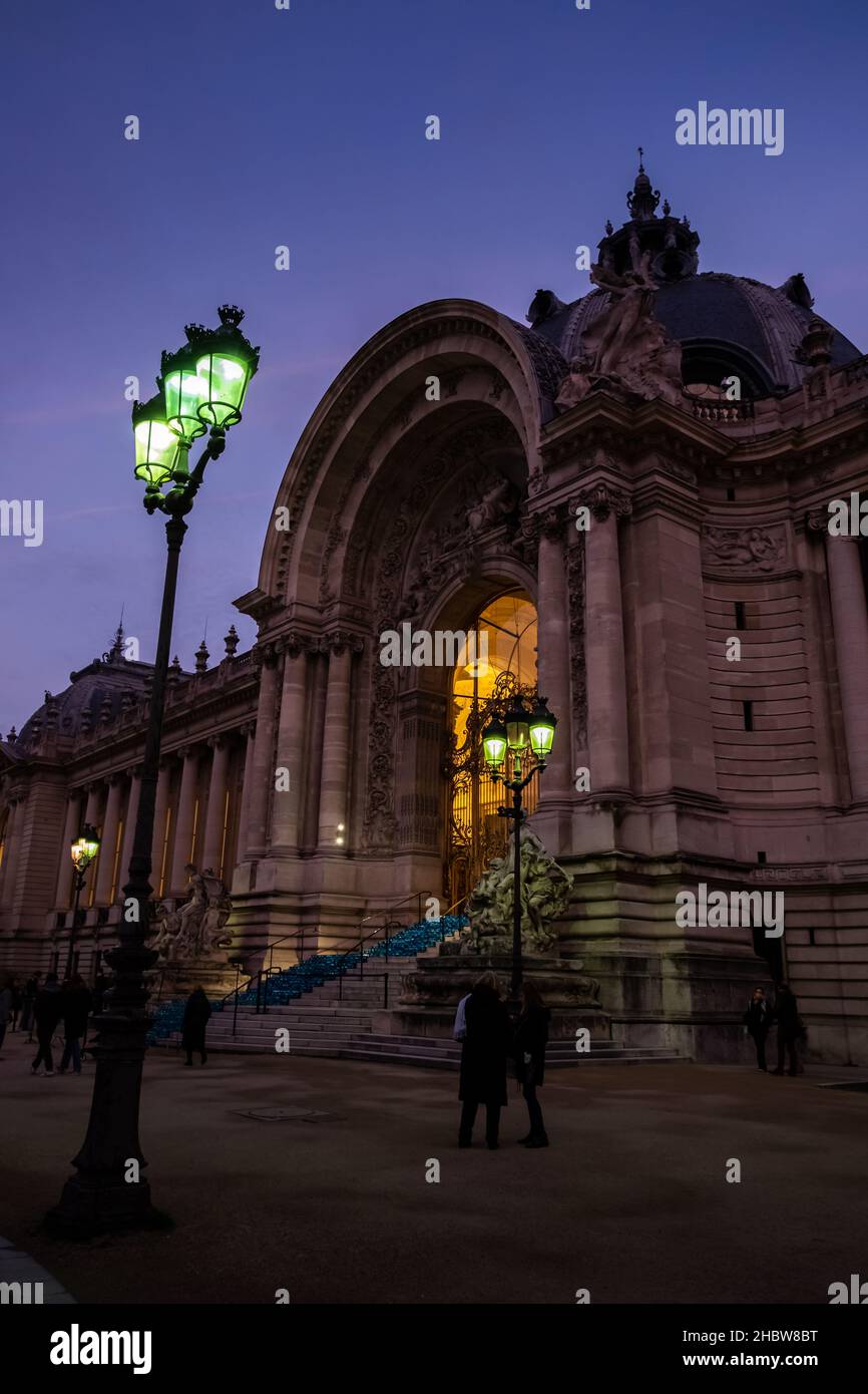 Facciata frontale di un impressionante edificio di stile architettonico a Parigi di notte Foto Stock