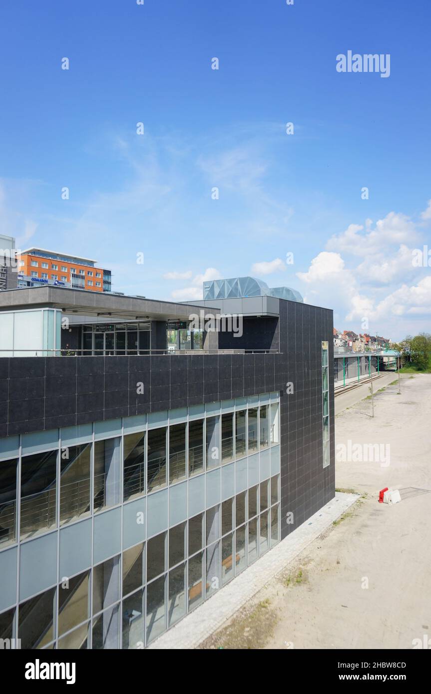 POZNAN, POLONIA - 15 maggio 2017: L'esterno del nuovo edificio del caponiere sotto un cielo blu nuvoloso in una giornata di sole a Poznan Foto Stock