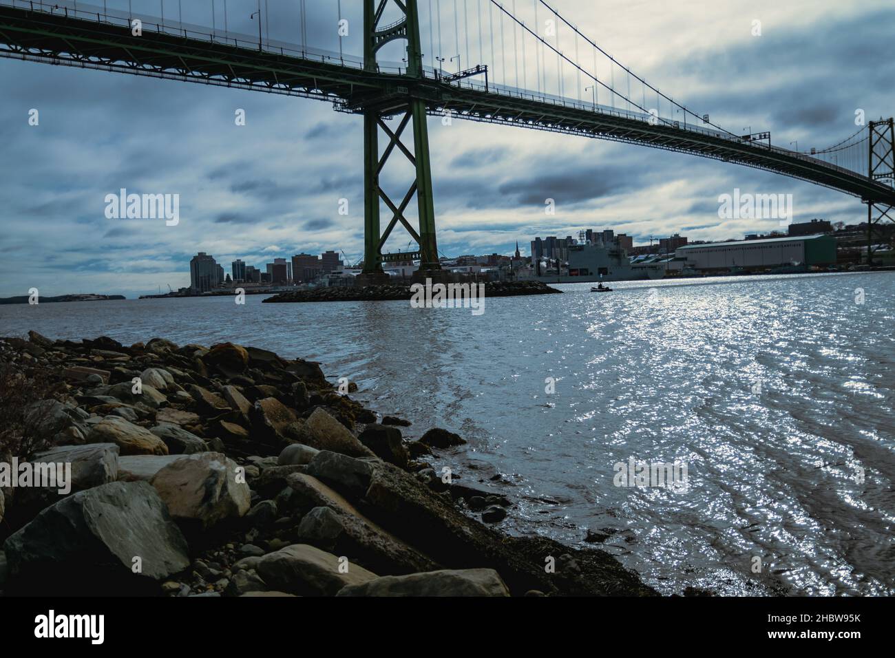 Ponte di Angus L. Macdonald nel comune regionale di Halifax, che attraversa il porto di Halifax dal centro di Halifax a Dartmouth Foto Stock