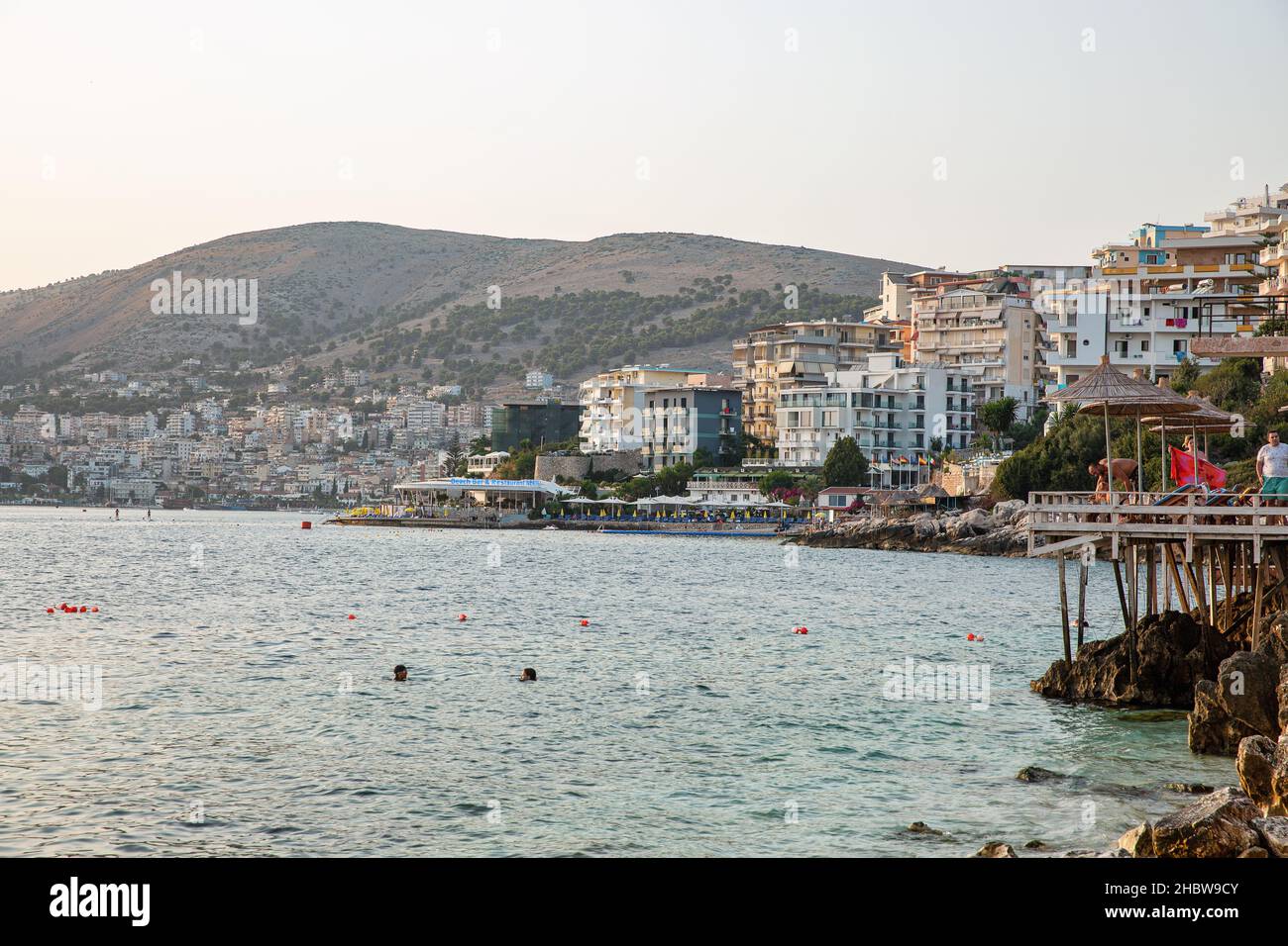 Saranda, Albania - 28 luglio 2021: La gente visita spiagge costiere e alberghi. Saranda si trova su un golfo di mare aperto del Mar Ionio all'interno del Mediter Foto Stock