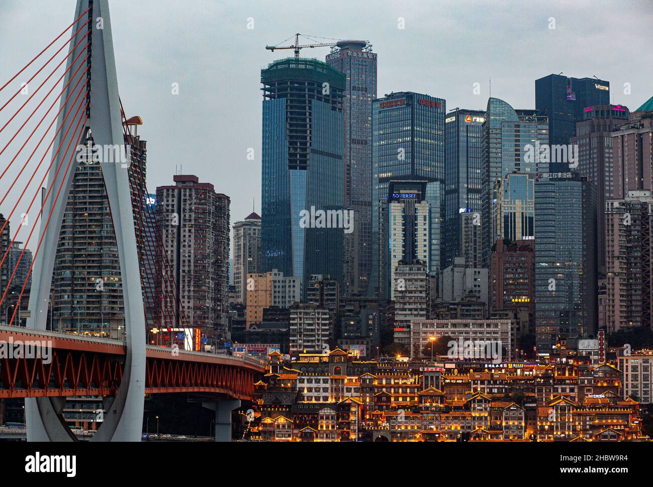 Vista panoramica degli edifici e del Ponte di Chongqing Foto Stock