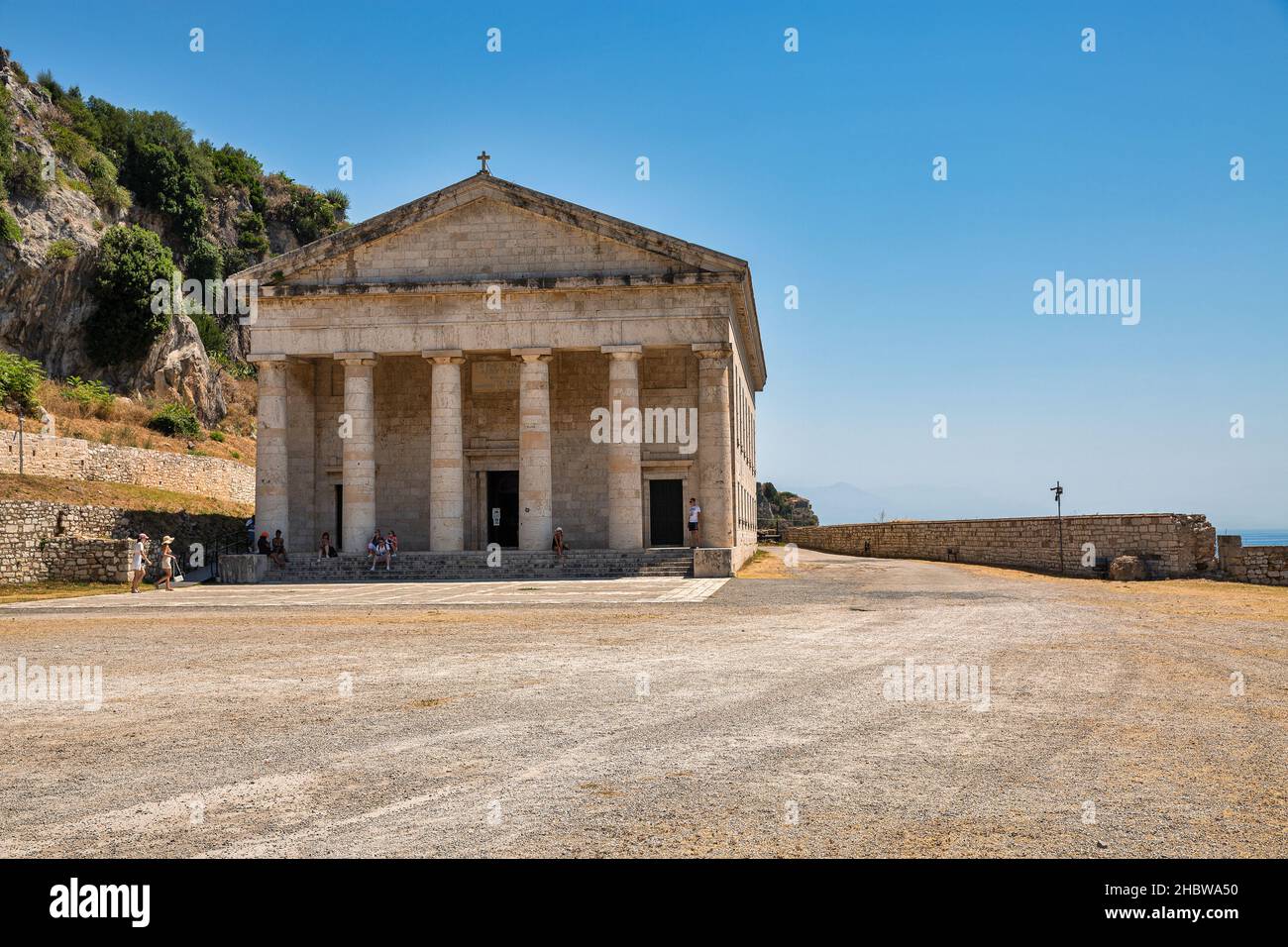 Kerkyra, Corfù, Grecia - 31 luglio 2021: Persone visitare classico tempio greco Chiesa di San Giorgio in famoso punto di riferimento turistico Old Venetian Fortress. Foto Stock