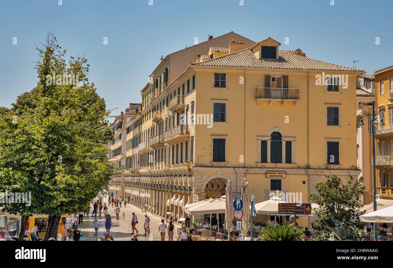 Kerkyra, Corfu, Grecia - 31 luglio 2021: Strade nella Città Vecchia. La città serve anche come capitale per la regione delle Isole IONIE. Foto Stock