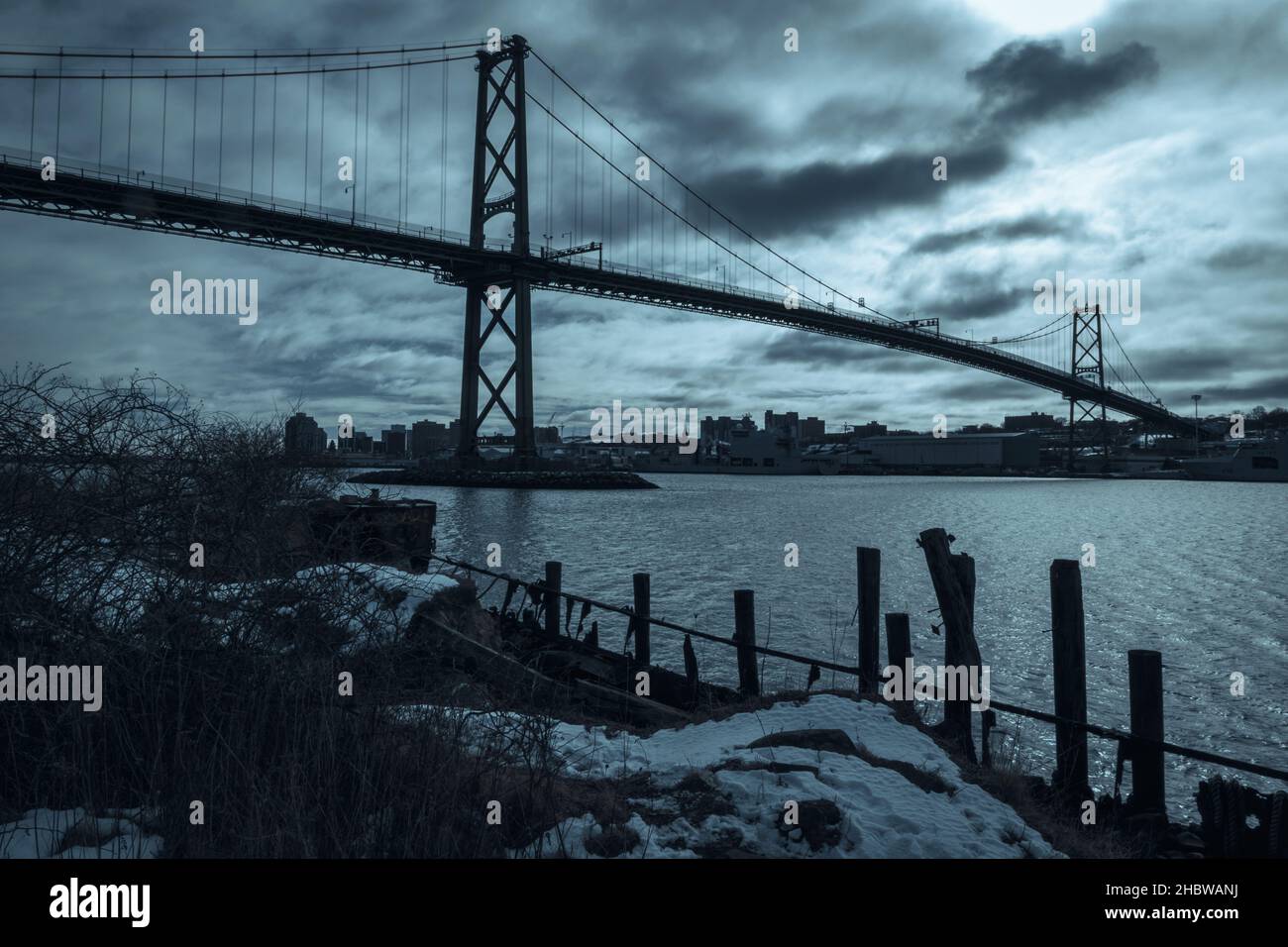 Ponte di Angus L. Macdonald nel comune regionale di Halifax, che attraversa il porto di Halifax dal centro di Halifax a Dartmouth Foto Stock