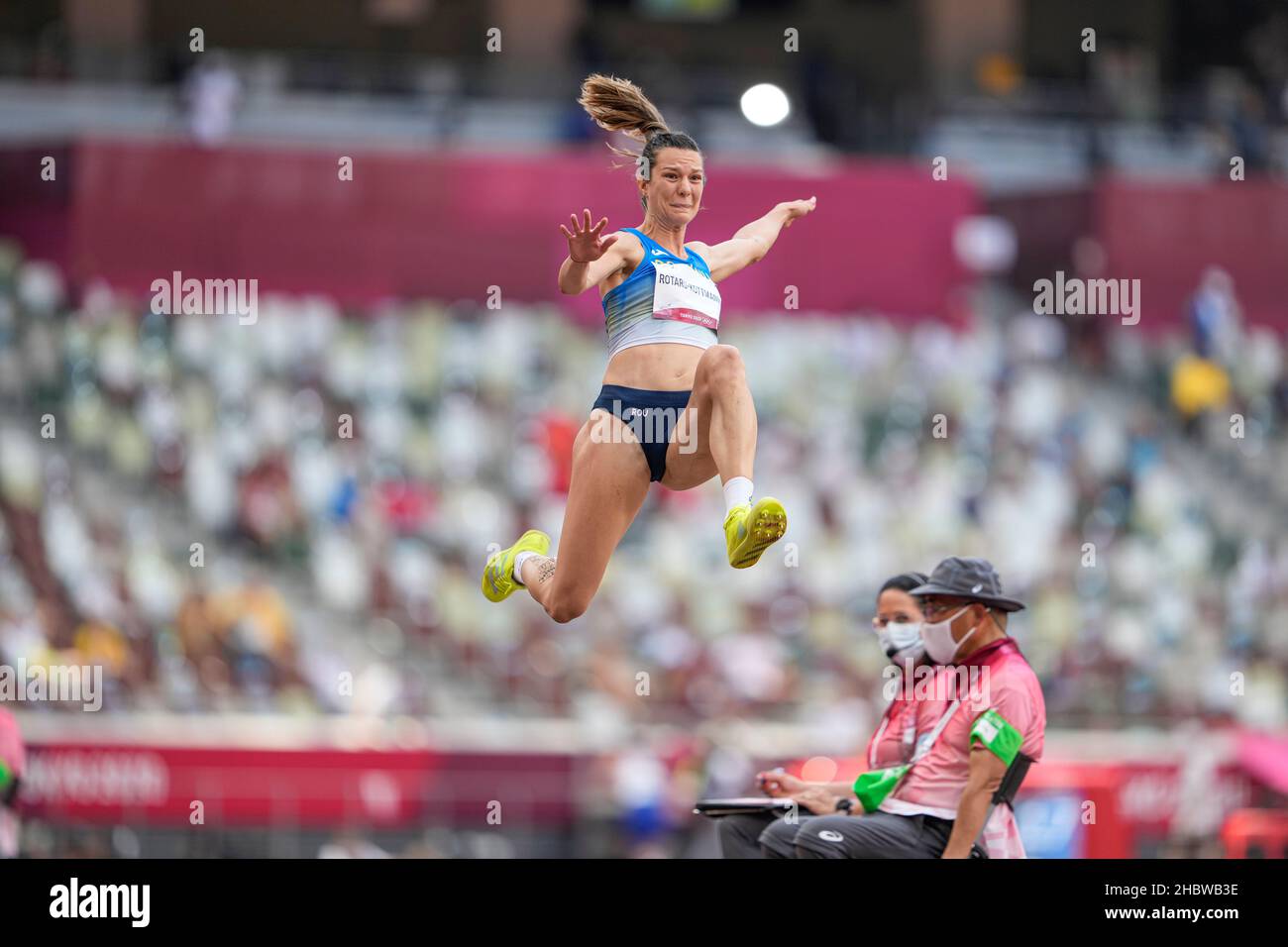 Alina Rotaru-Kottmann partecipa ai Giochi Olimpici di Tokyo 2020 nella disciplina del salto a lungo. Foto Stock