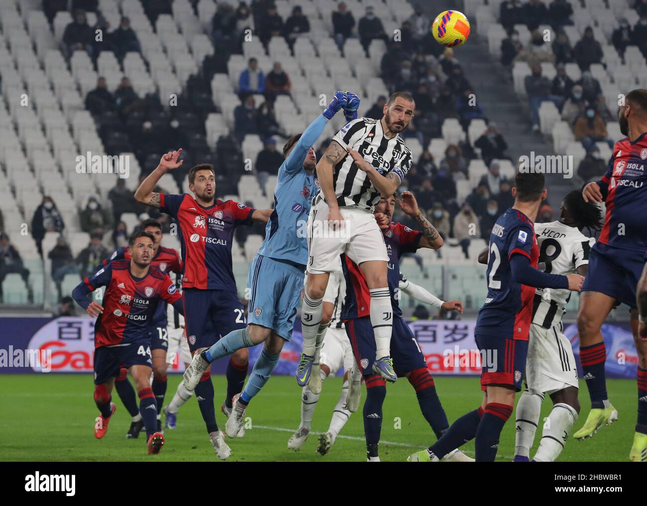 Torino, 21st dicembre 2021. Alessio Cragno di Cagliari prende spasso da Leonardo Bonucci della Juventus durante la Serie A allo Stadio Allianz di Torino. Il credito d'immagine dovrebbe essere: Jonathan Moscrop / Sportimage Foto Stock