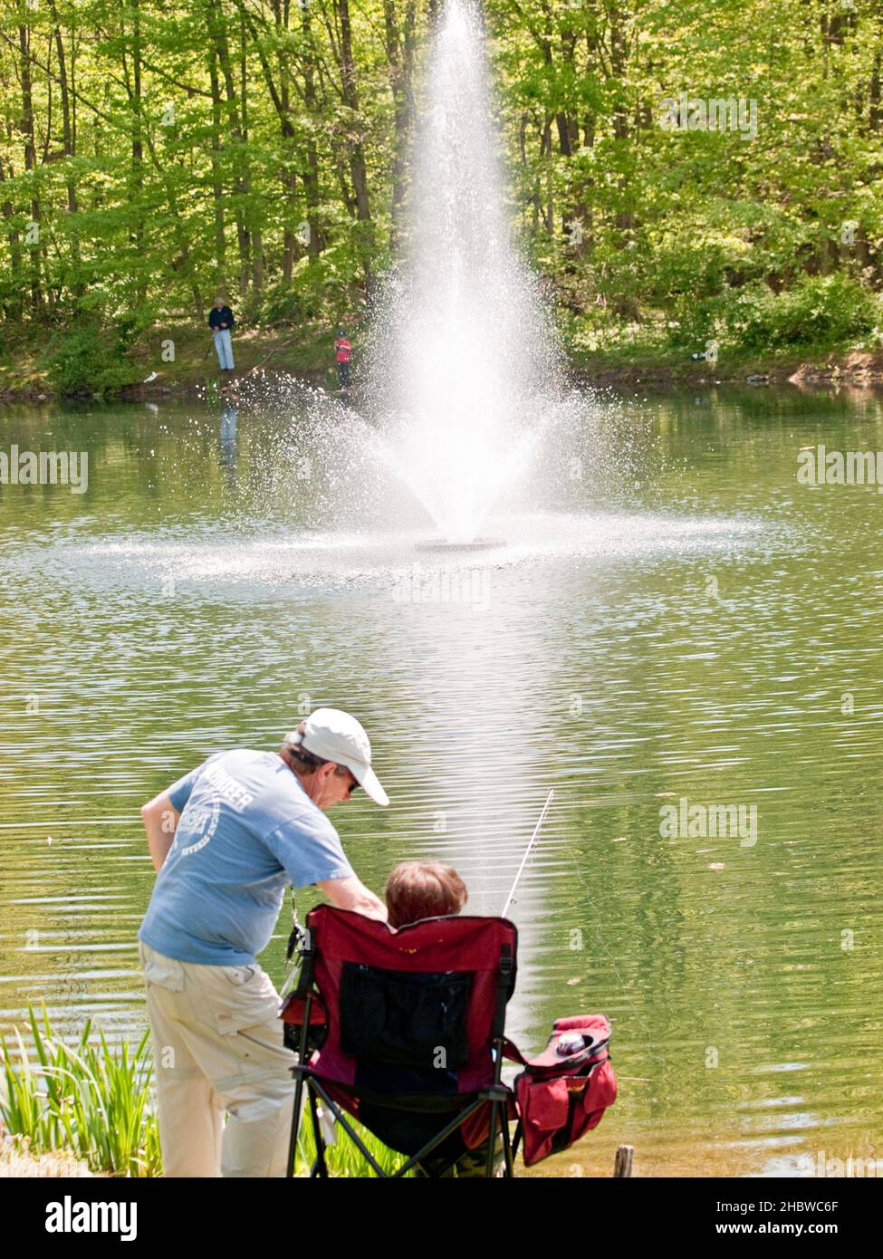 Upper Saddle River - 01 MAGGIO - Annual Fishing Derby - 64151 - Andrew Preziosi e Cody Jordan relax al laghetto. FOTO DI JIM DELILLO Foto Stock