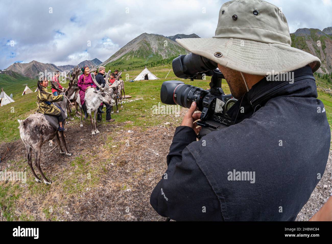 Comunità Turca di mandrie di renne semi-nomadi che vivono nella provincia più settentrionale della Mongolia Foto Stock