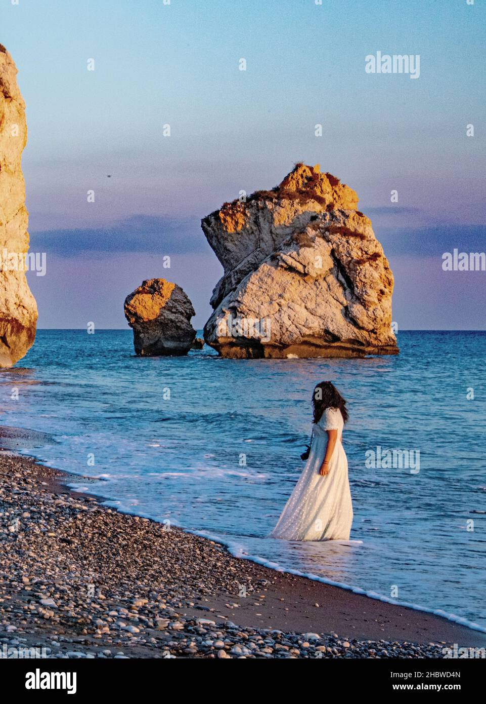Lady in White emerge dalla roccia Waves.at Afrodites, Cipro. Foto Stock