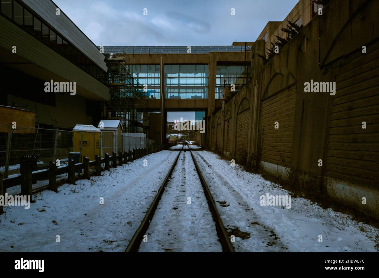 binari ferroviari che attraversano lo sbarco di alderney Foto Stock