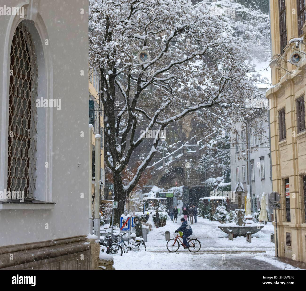 Graz, Austria-09 dicembre 2021: Persone che camminano attraverso la neve pesante nel centro della città di Graz, Steiermark, Austria, in inverno Foto Stock