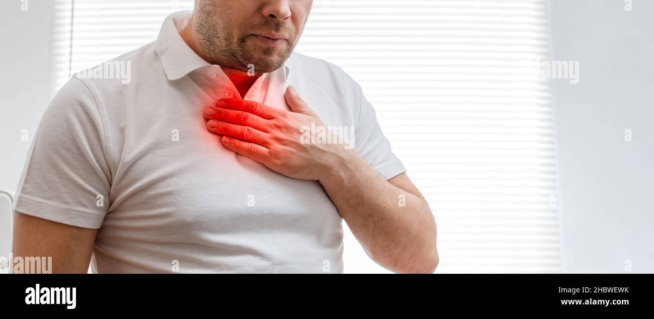Il giovane soffre di bruciore di cuore. Malattia del tratto gastrointestinale. Mal di gola. Foto Stock
