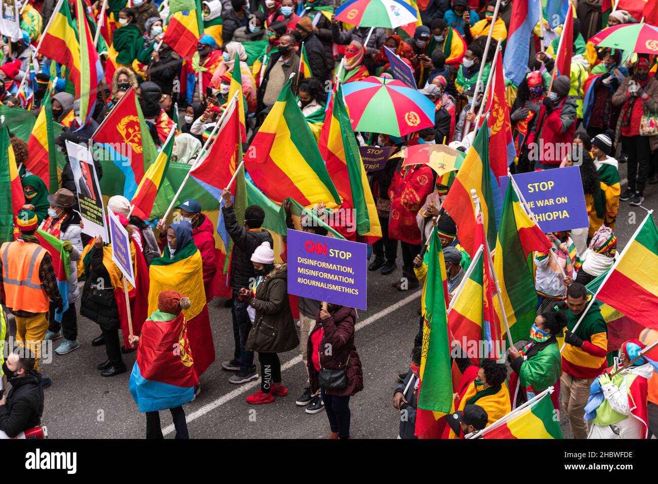 Seattle, USA, 11th Dic, 2021. I manifestanti di Seattle si scendono per strada per chiedere un intervento internazionale per porre fine alla guerra in Tigray. Migliaia di civili sono stati uccisi e innumerevoli hanno bisogno di aiuti. I manifestanti chiedono all'amministrazione Biden di intervenire. Credit: James Anderson/Alamy Live News Foto Stock