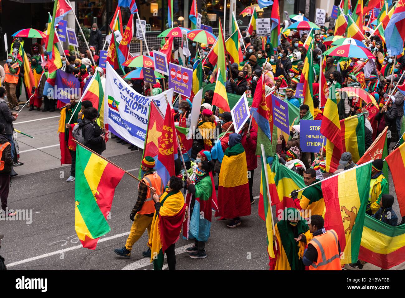 Seattle, USA, 11th Dic, 2021. I manifestanti di Seattle si scendono per strada per chiedere un intervento internazionale per porre fine alla guerra in Tigray. Migliaia di civili sono stati uccisi e innumerevoli hanno bisogno di aiuti. I manifestanti chiedono all'amministrazione Biden di intervenire. Credit: James Anderson/Alamy Live News Foto Stock