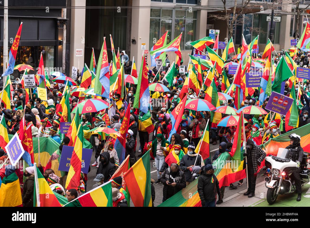 Seattle, USA, 11th Dic, 2021. I manifestanti di Seattle si scendono per strada per chiedere un intervento internazionale per porre fine alla guerra in Tigray. Migliaia di civili sono stati uccisi e innumerevoli hanno bisogno di aiuti. I manifestanti chiedono all'amministrazione Biden di intervenire. Credit: James Anderson/Alamy Live News Foto Stock