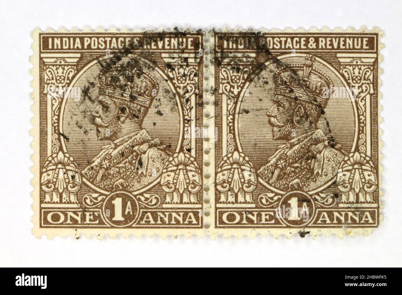 Due francobolli George V India 1 Anna. Impero britannico. Francobollo raccolta hobby bhz francobolli indiani Foto Stock
