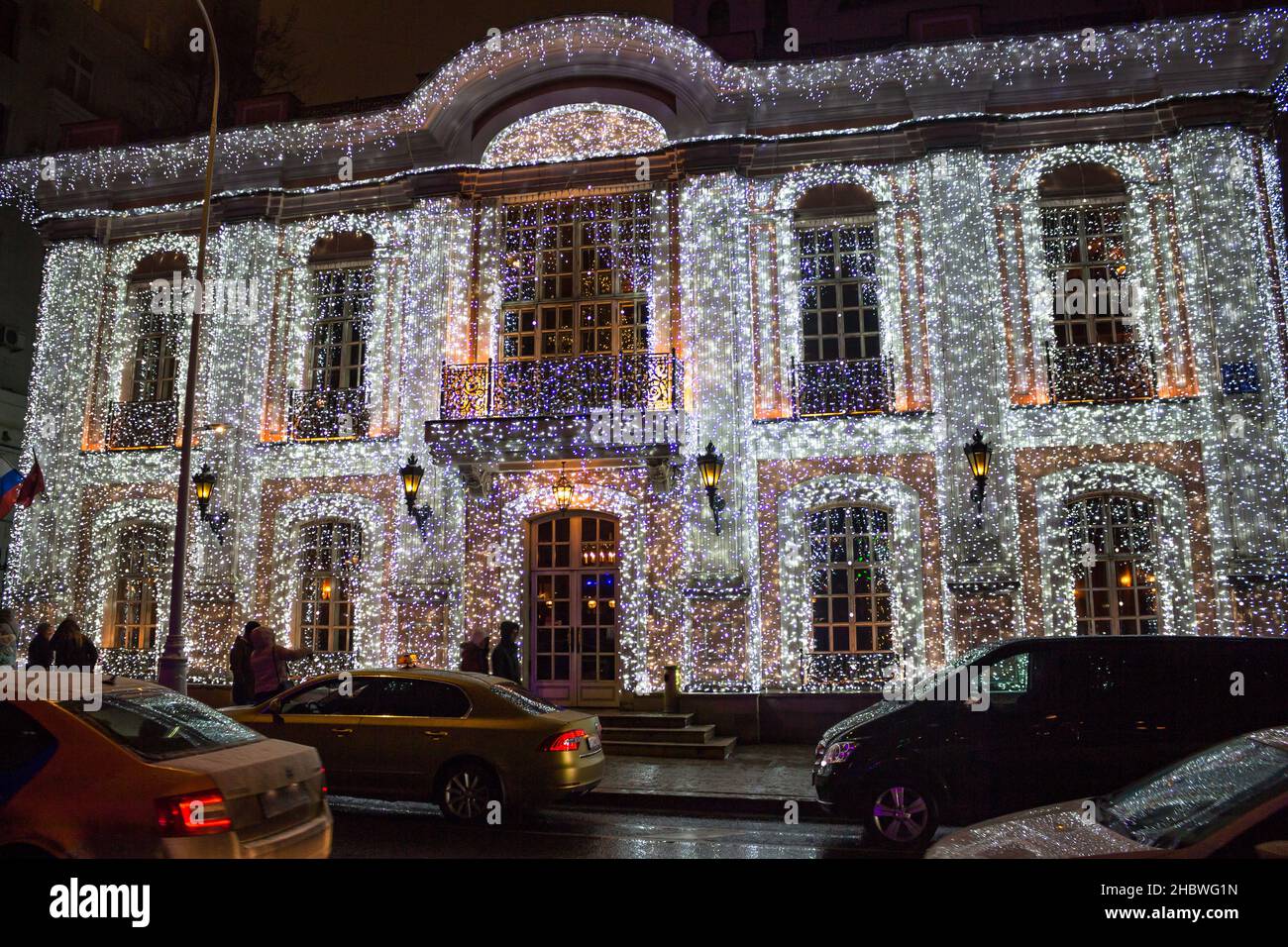 Mosca, Russia - Gennaio 2020: Bella decorazione natalizia della facciata del ristorante Pushkin su Tversky Boulevard a Mosca Foto Stock