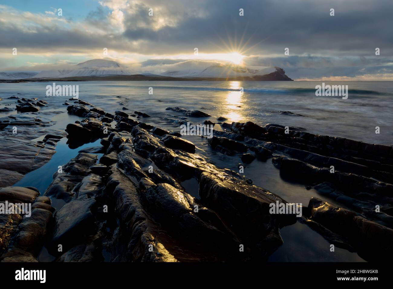 Tramonto invernale alla spiaggia rocciosa di Warebeth, Isole Orkney Foto Stock