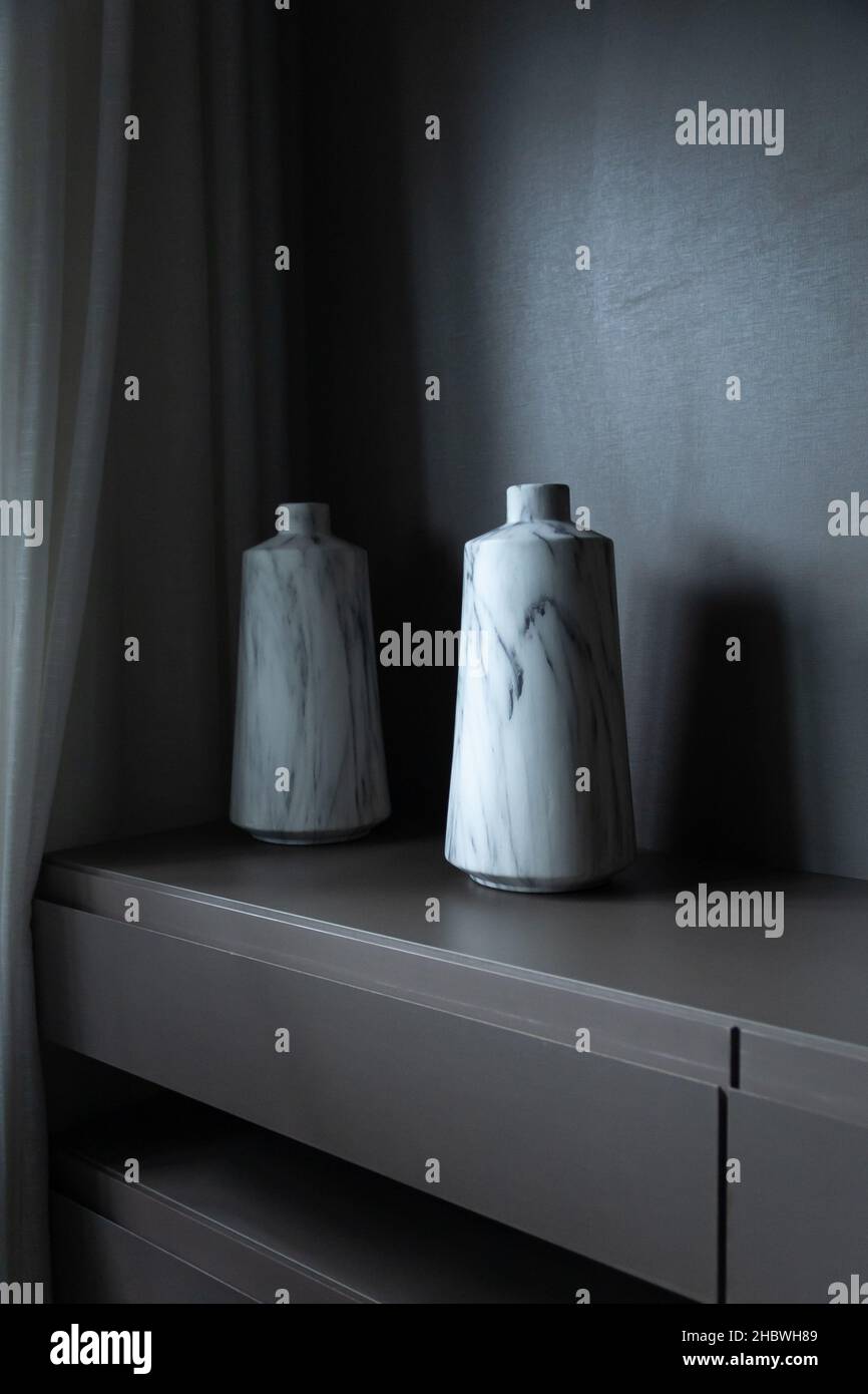 fotografia d'interni di vasi moderni in ceramica con luce e ombra cinematografica Foto Stock