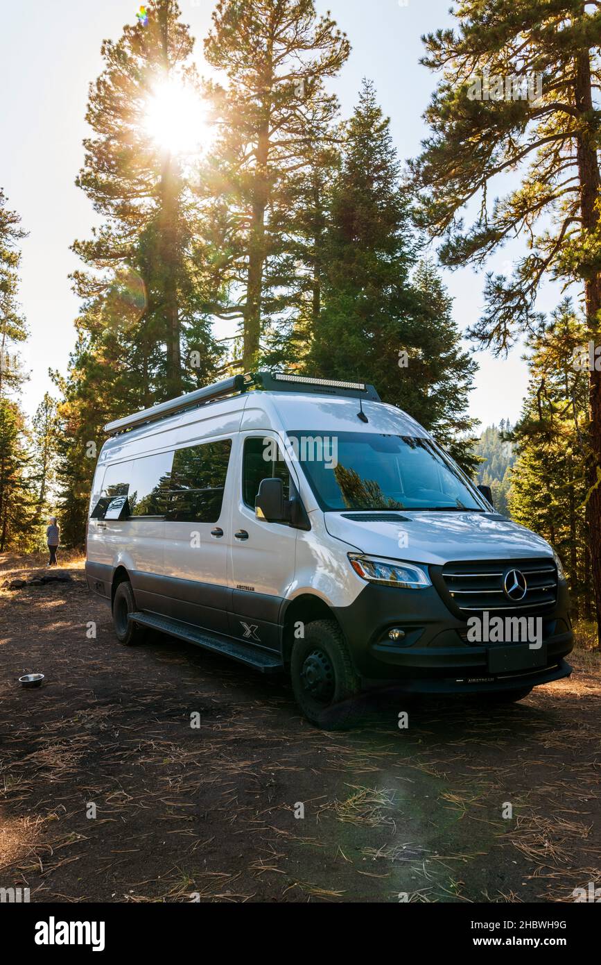 Airstream Interstate 24X camper; campeggio a pagamento; ormeggio; Camus Sno-Park; Foresta Nazionale; Vicino ad Adel; Oregon; USA Foto Stock