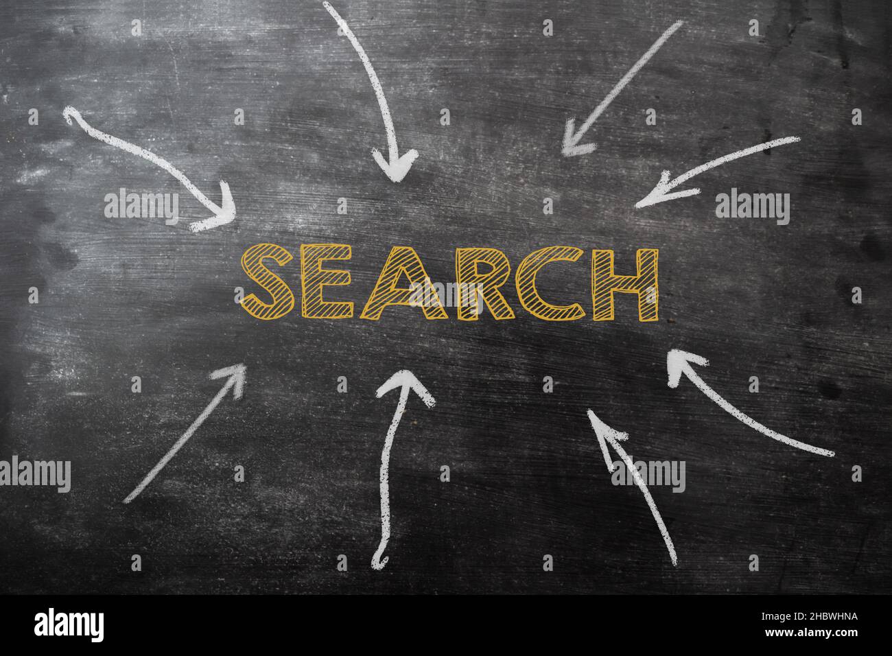 Frecce che puntano alla ricerca di parole al centro della lavagna. Modi per cercare siti Web e informazioni su Internet, risultati della ricerca su Foto Stock