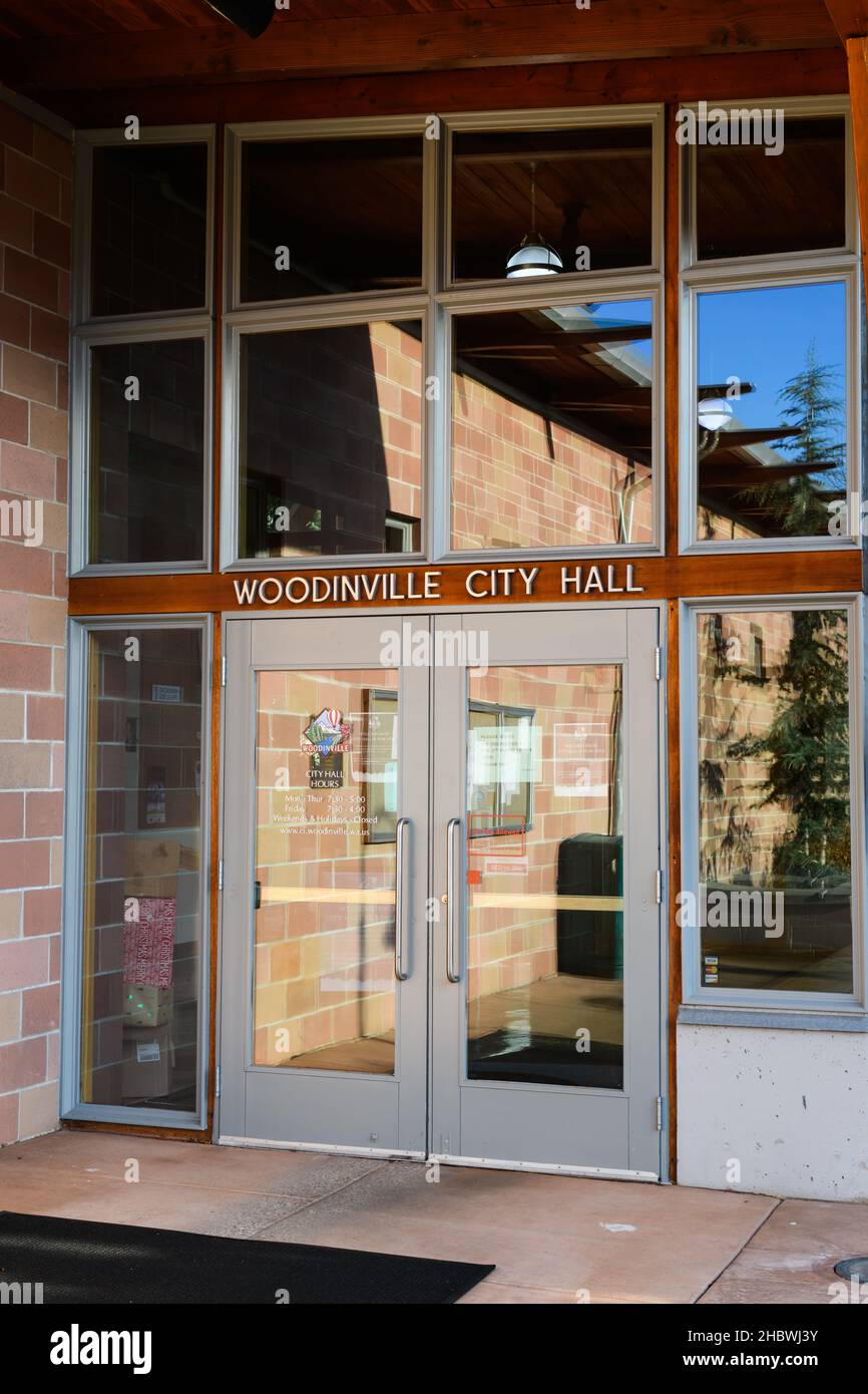 Woodinville, WA, USA - 19 dicembre 2021; porta nel municipio di Woodinville nella comunità della contea di King Foto Stock