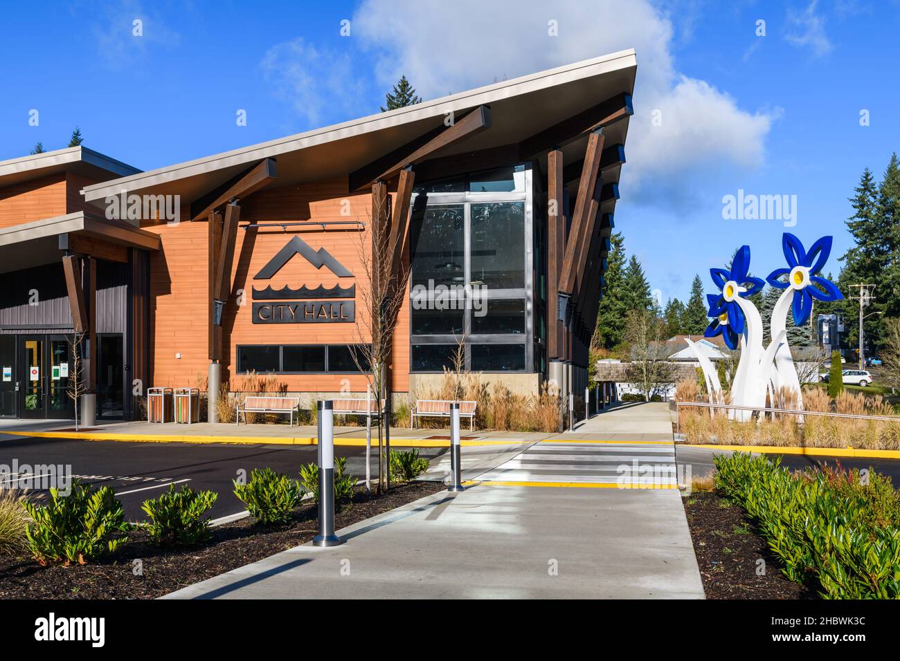 Mountlake Terrace, WA, USA - 19 dicembre 2021; architettura moderna del Mountlake Terrace City Hall edificio e opere d'arte di fiori Foto Stock