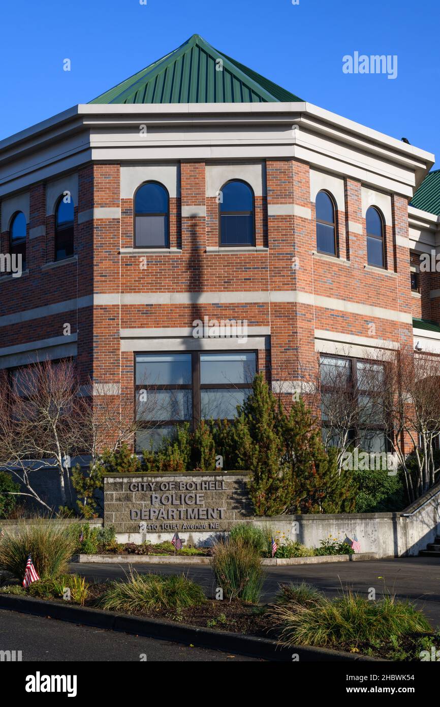 Bothell, WA, USA - 19 dicembre 2021; Dipartimento di polizia della città di Bothell e segno sotto un cielo azzurro chiaro e con vegetazione Foto Stock