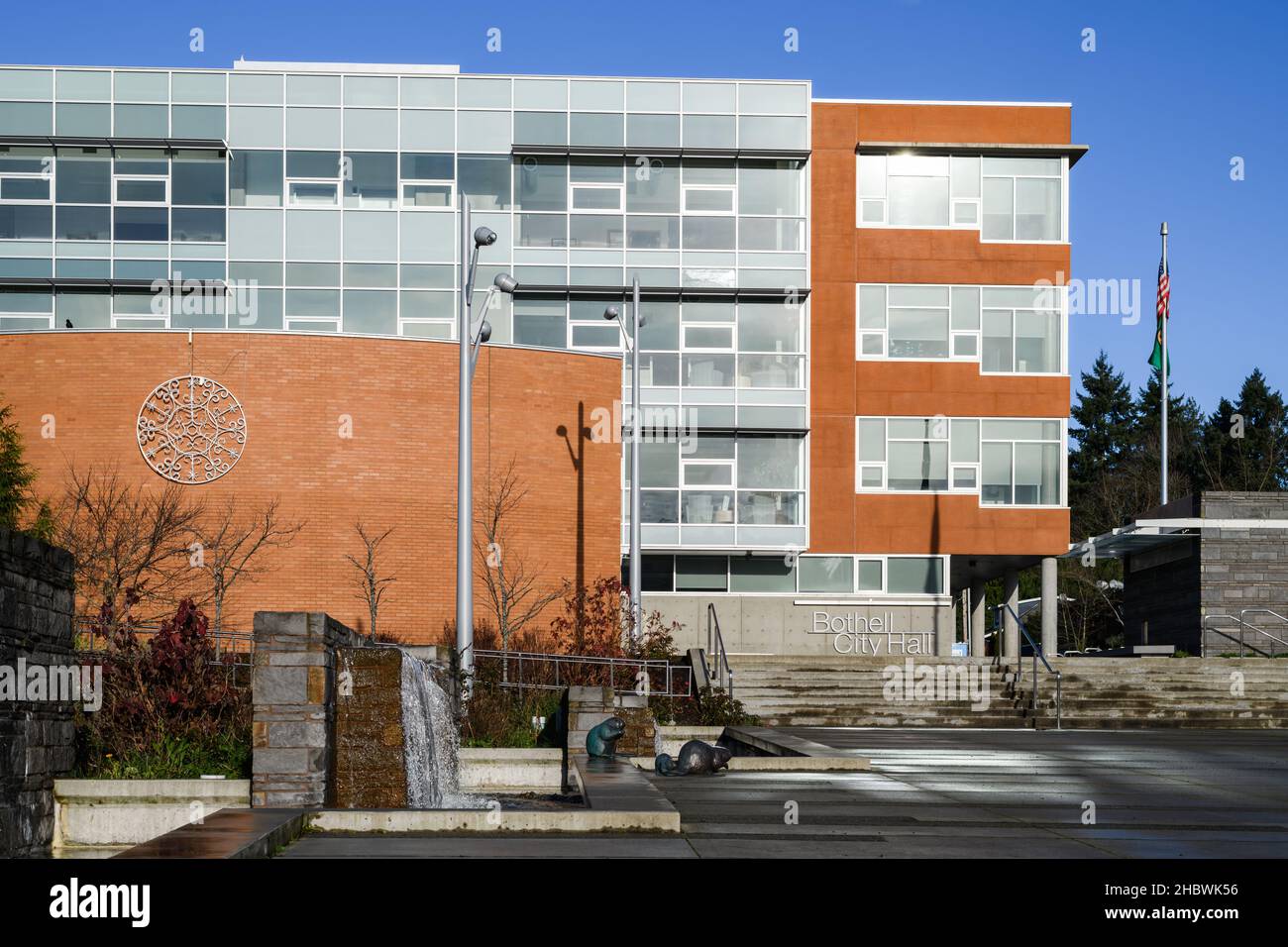 Bothell, WA, USA - 19 dicembre 2021;Bothell City Hall edificio al sole con la luce che si riflette sulle finestre. Foto Stock