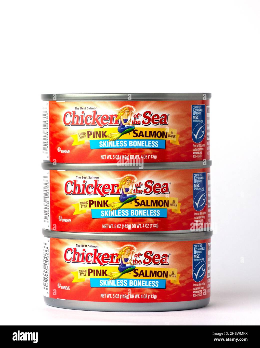 Davis, California - 12 dicembre 2021. Tre lattine di pollo del mare, prodotto di pesce in scatola OU Pareve approvato, impilato, sostenibile certificato Foto Stock