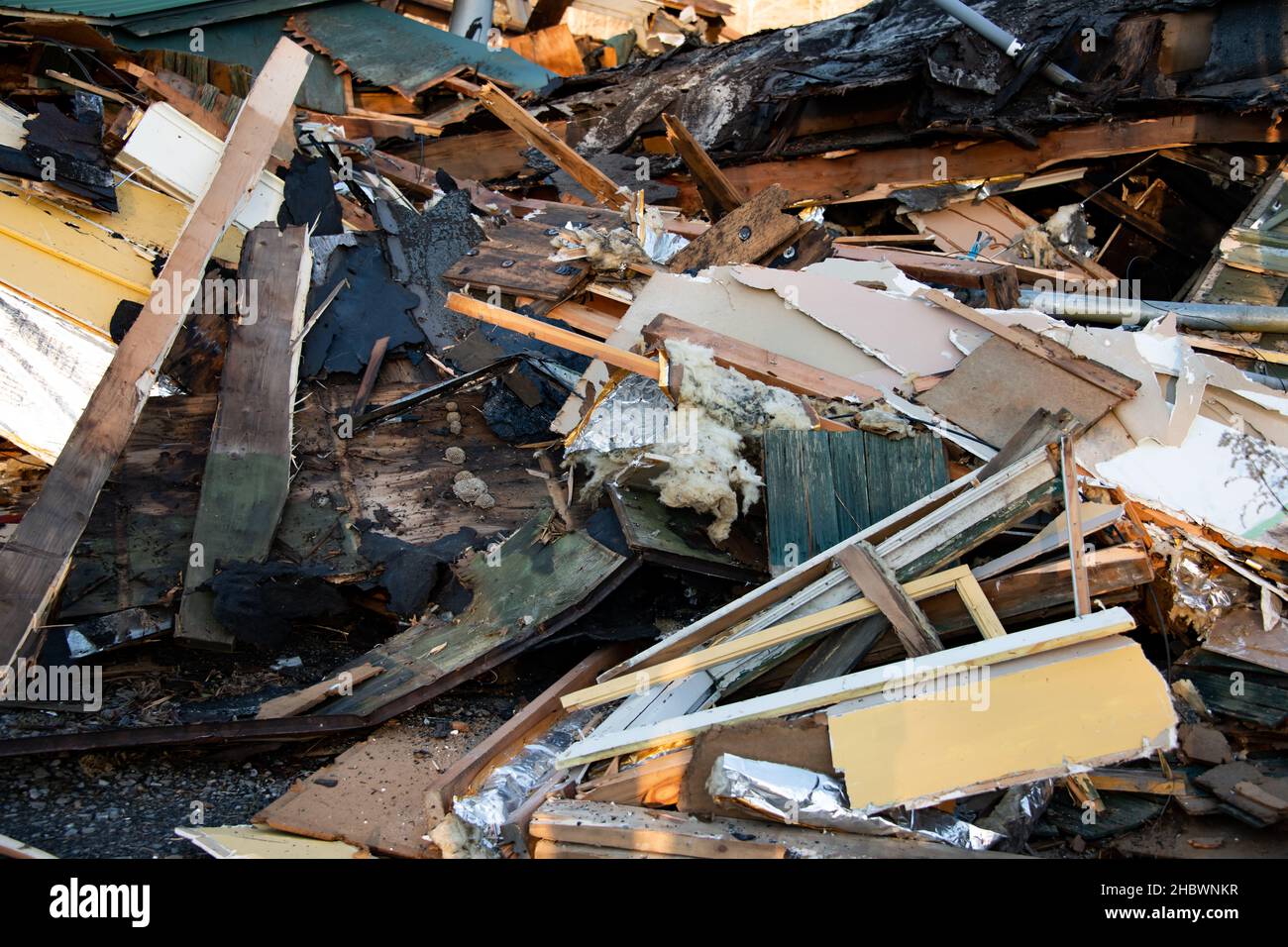 Un mucchio di detriti di legno e metallo dalla demolizione di un vecchio edificio a Speculator, NY US Foto Stock