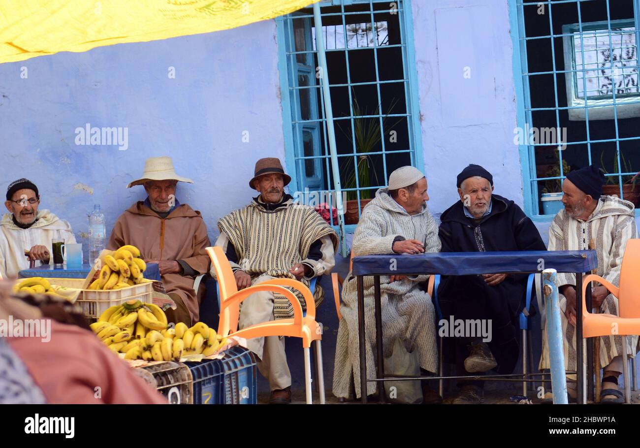 Uomini marocchini seduti in un locale negozio di tè a Chefchaouen, Marocco. Foto Stock