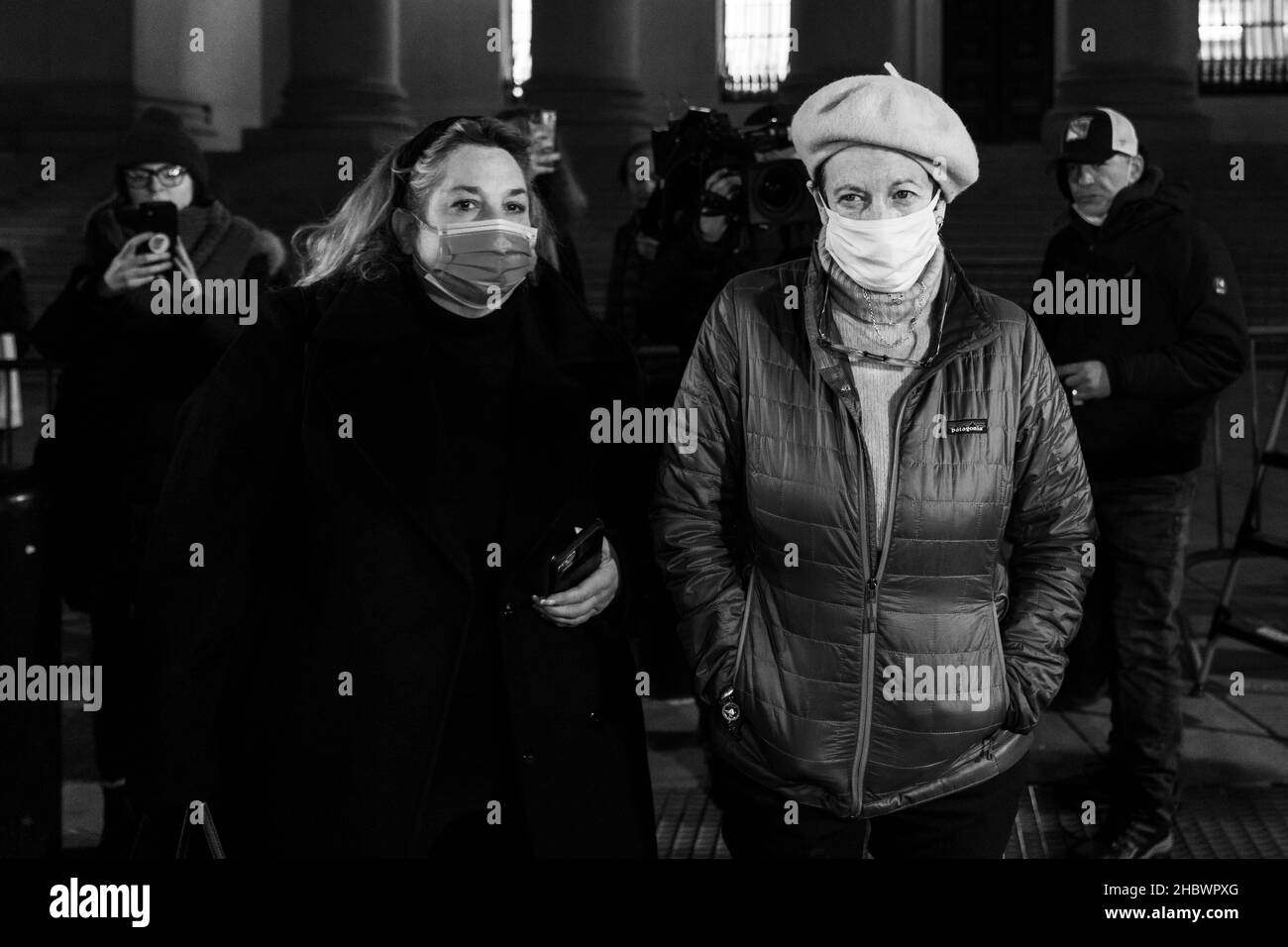 New York, NY - 21 dicembre 2021: Isabel Maxwell (R) sorella di Ghislaine Maxwell attende un'auto fuori dal tribunale federale dopo la prima giornata piena di deliberazioni della giuria Foto Stock
