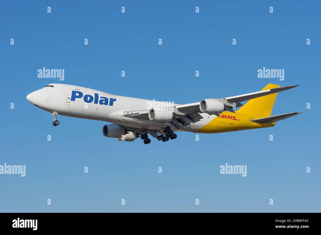 DHL Polar Air Cargo Boeing 747-8 Freighter con registrazione N853GT in arrivo a LAX, Aeroporto Internazionale di Los Angeles. Foto Stock