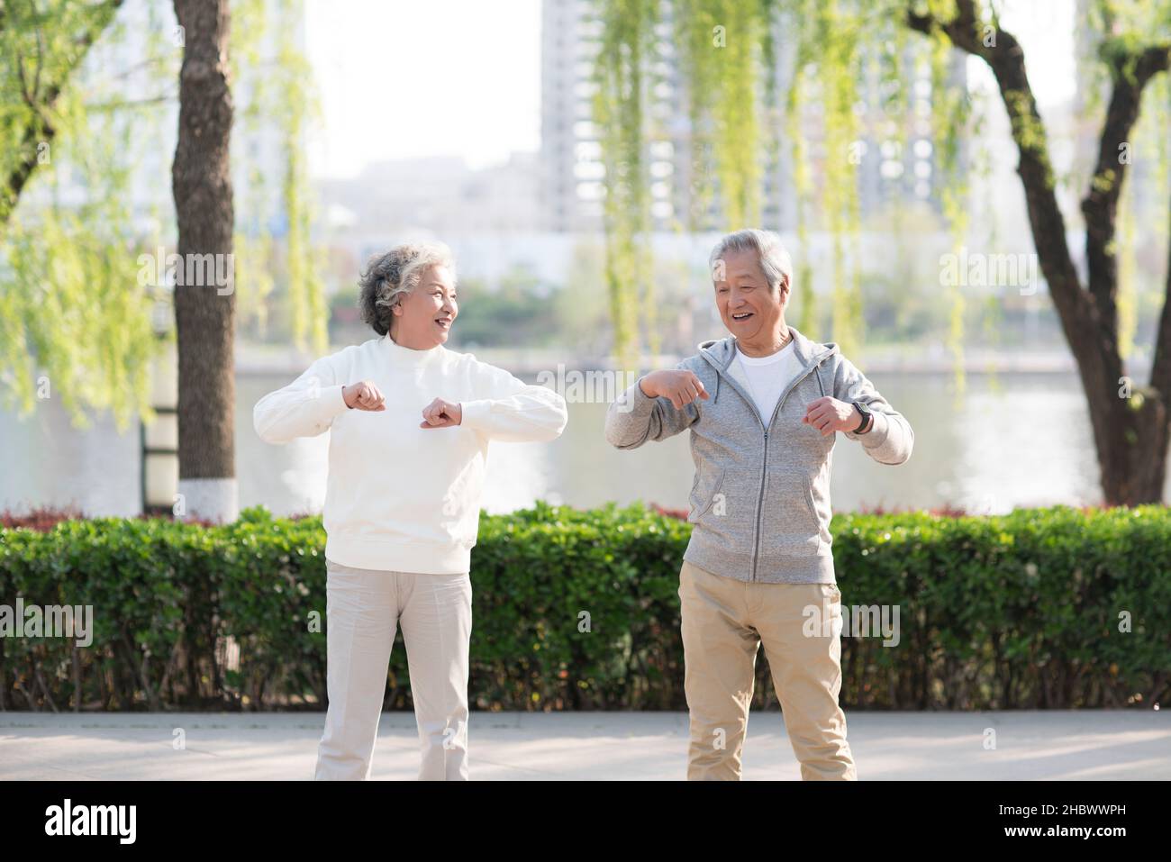 Coppia anziana che si esercita nel parco Foto Stock