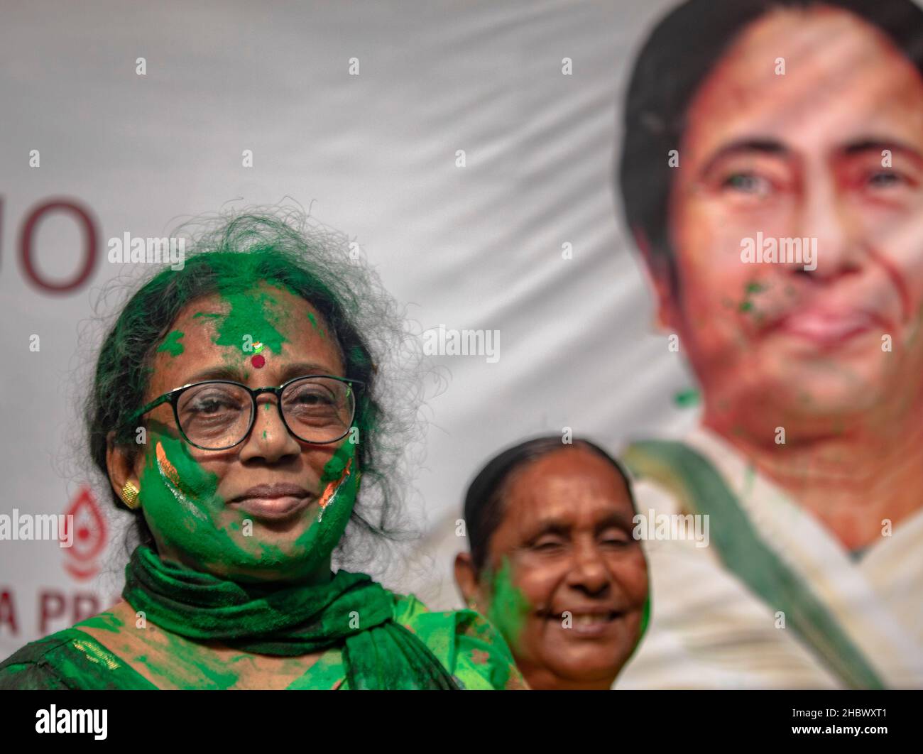 Il Trinamool Congress Tuesday ha registrato una vittoria schiacciante alle elezioni della Kolkata Municipal Corporation, vincendo 134 dei 144 rioni. Il BJP, che era emerso come il principale partito di opposizione nei sondaggi dell’Assemblea all’inizio di quest’anno, ha vinto tre seggi, mentre il fronte di sinistra e il Congresso ne hanno vinti due ciascuno. Il Capo Ministro del Bengala Occidentale, Mamata Banerjee, ha ringraziato il popolo della metropoli per la vittoria “massiccia”. "Voglio dedicare questo trionfo al popolo dello Stato e "Maa, Mati, Manush". Anche diversi partiti nazionali come il BJP, il Congresso e il CPI(M) hanno combattuto contro di noi, ma sono stati tutti difi Foto Stock