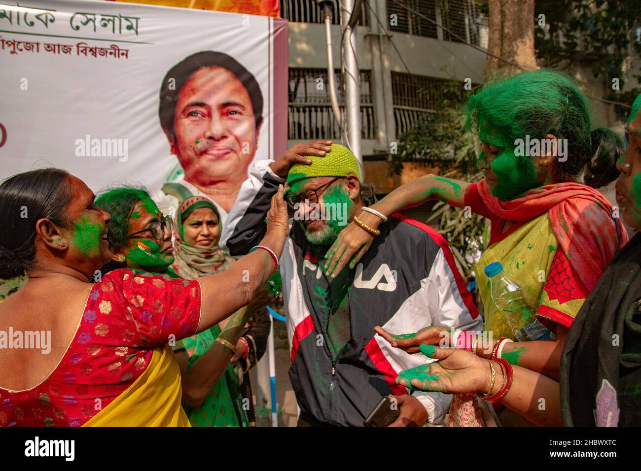 Il Trinamool Congress Tuesday ha registrato una vittoria schiacciante alle elezioni della Kolkata Municipal Corporation, vincendo 134 dei 144 rioni. Il BJP, che era emerso come il principale partito di opposizione nei sondaggi dell’Assemblea all’inizio di quest’anno, ha vinto tre seggi, mentre il fronte di sinistra e il Congresso ne hanno vinti due ciascuno. Il Capo Ministro del Bengala Occidentale, Mamata Banerjee, ha ringraziato il popolo della metropoli per la vittoria “massiccia”. "Voglio dedicare questo trionfo al popolo dello Stato e "Maa, Mati, Manush". Anche diversi partiti nazionali come il BJP, il Congresso e il CPI(M) hanno combattuto contro di noi, ma sono stati tutti difi Foto Stock