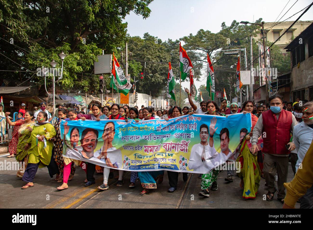 Il Trinamool Congress Tuesday ha registrato una vittoria schiacciante alle elezioni della Kolkata Municipal Corporation, vincendo 134 dei 144 rioni. Il BJP, che era emerso come il principale partito di opposizione nei sondaggi dell’Assemblea all’inizio di quest’anno, ha vinto tre seggi, mentre il fronte di sinistra e il Congresso ne hanno vinti due ciascuno. Il Capo Ministro del Bengala Occidentale, Mamata Banerjee, ha ringraziato il popolo della metropoli per la vittoria “massiccia”. "Voglio dedicare questo trionfo al popolo dello Stato e "Maa, Mati, Manush". Anche diversi partiti nazionali come il BJP, il Congresso e il CPI(M) hanno combattuto contro di noi, ma sono stati tutti difi Foto Stock