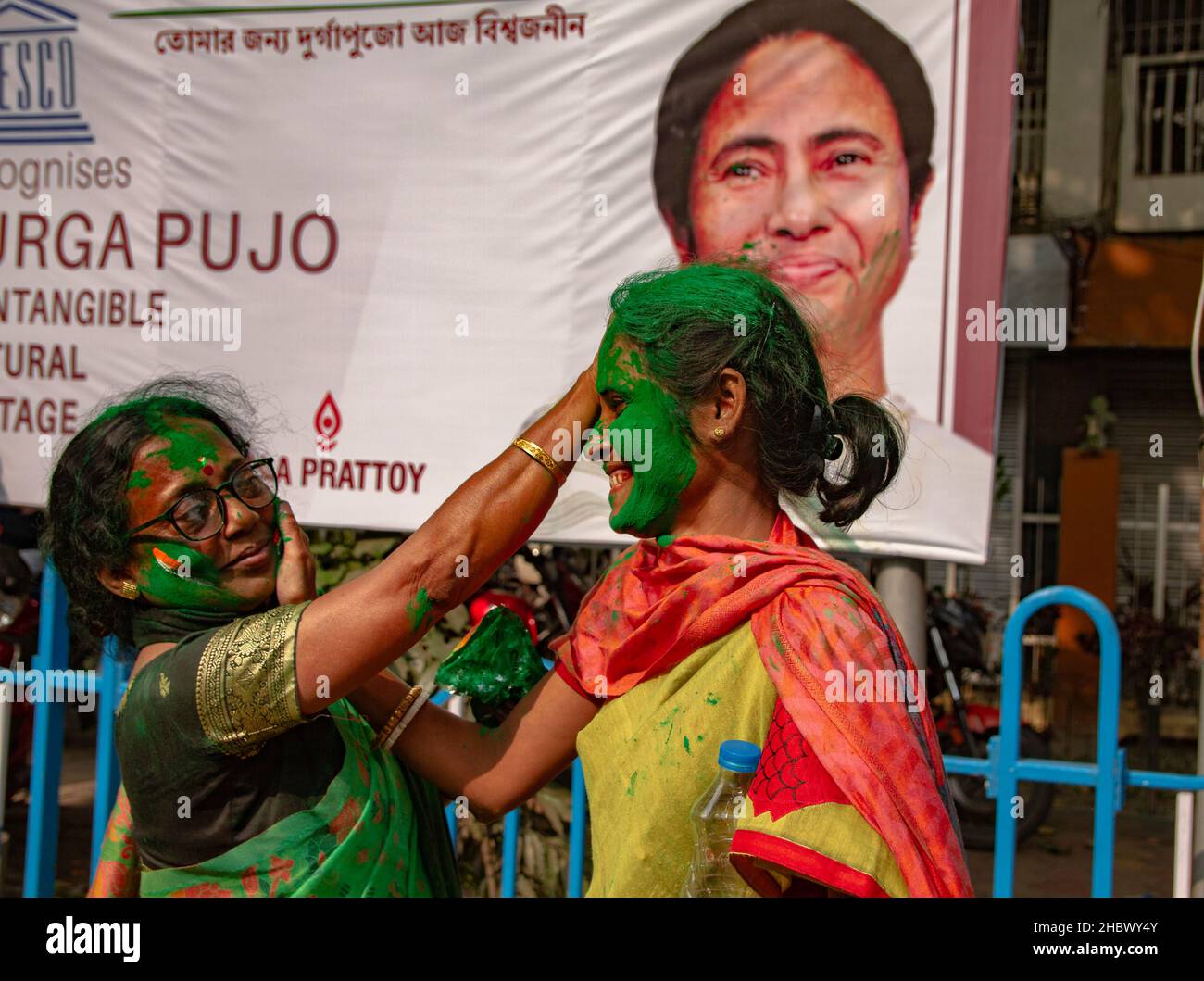 Kolkata, Bengala Occidentale, India. 21st Dic 2021. Il Trinamool Congress Tuesday ha registrato una vittoria schiacciante alle elezioni della Kolkata Municipal Corporation, vincendo 134 dei 144 rioni. Il BJP, che era emerso come il principale partito di opposizione nei sondaggi dell’Assemblea all’inizio di quest’anno, ha vinto tre seggi, mentre il fronte di sinistra e il Congresso ne hanno vinti due ciascuno. Il Capo Ministro del Bengala Occidentale, Mamata Banerjee, ha ringraziato il popolo della metropoli per la vittoria 'massiva'. "Voglio dedicare questo trionfo al popolo dello Stato e "'˜Maa, Mati, Manush". Diversi partiti nazionali come il BJP, Congresso, Foto Stock