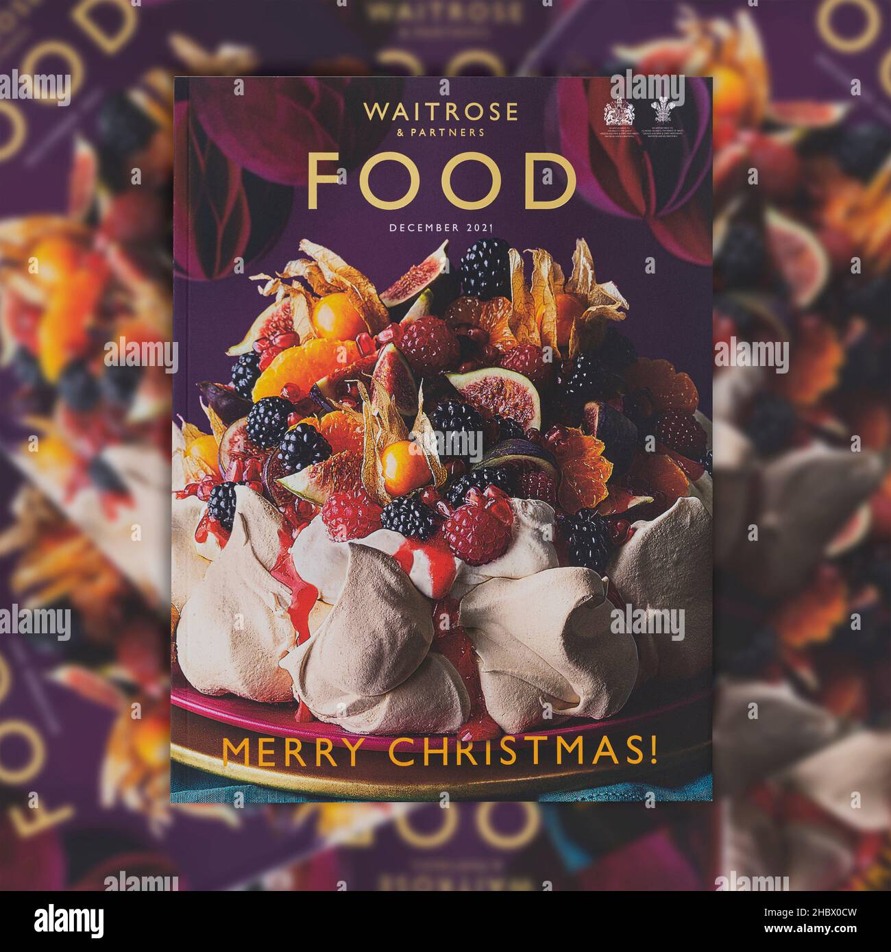 SWINDON, UK -21 DICEMBRE 2021: Waitrose Merry Christmas Food rivista dicembre 2021 su sfondo di altre riviste Foto Stock