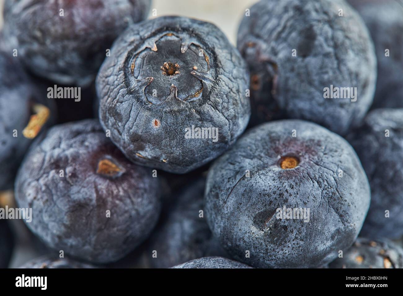 I mirtilli sono sul piatto pronti a mangiare. Primo piano Foto Stock