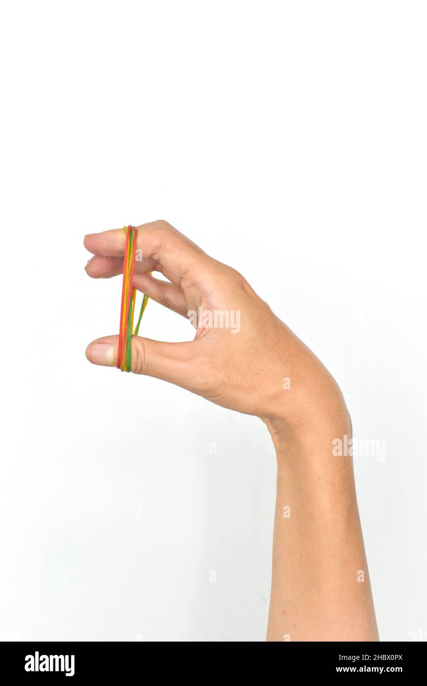 Esercizio con anello in pelle per la forza muscolare della mano. Riabilitazione delle dita. Isolato su bianco. Foto Stock