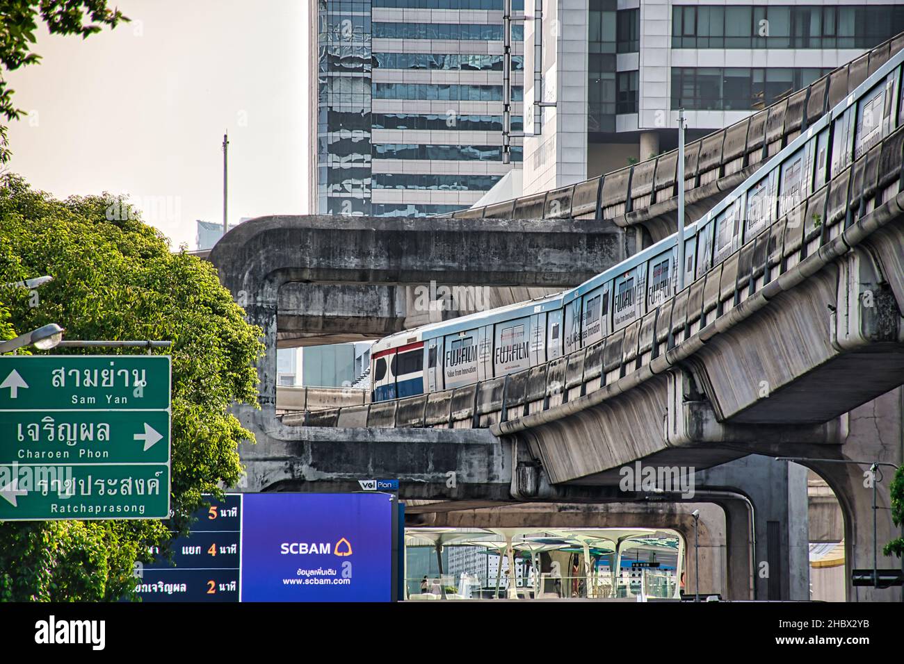 Bangkok, Thailandia 12.03.2021 BTS Skytrain arriva alla stazione di Siam Foto Stock